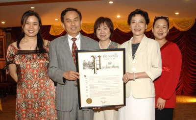 鄭向元（左二）與妻子、女兒一起接受州眾議會的褒揚狀。右二為當時的州眾議員楊愛倫。